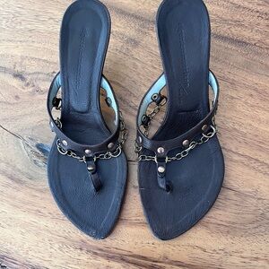 Singer Morrison brown leather front strap with metal chain sandals size 7